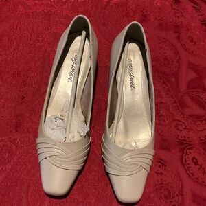 Women's Easy Street Super Flex Tidal Mushroom Pumps 9.5M NWT in box